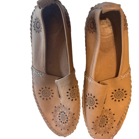 Elegant Tan Leather Women's Loafers - Picture 1 of 4